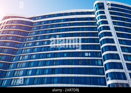 Nouveau bâtiment résidentiel rond de plusieurs étages. Maison moderne de couleurs bleu et blanc. Architecture contemporaine Banque D'Images