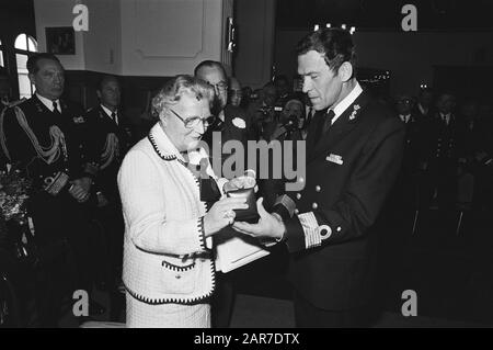 HM de Queen and HRH prince Bernhard lors de la célébration du 150 ans de l'Institut Royal de la Marine (KIM) à Den Helder Présentation d'un don du commandant, CDR G. IJzerman Date : 26 avril 1979 lieu : den Helder mots clés : Visites, commandants, instituts, anniversaires, maison royale, marine Nom personnel : Bernhard, prince, IJzerman G., Juliana, Reine Banque D'Images