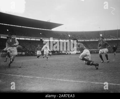 Football. L'équipe nationale néerlandaise contre Stade de Reims 4-2. Premier but (en-tête de Coen Moulijn) Annotation: Impliquer pour l'équipe nationale néerlandaise (aussi connue sous le nom de: 7 mars 1956 lieu: Rotterdam mots clés: Sport, football Nom personnel: Moulijn, Coen Nom de l'institution: Équipe nationale néerlandaise Banque D'Images