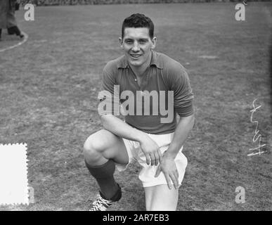 Football. L'équipe nationale néerlandaise contre Stade de Reims 4-2. COR van der Hart Annotation: Impliquer l'équipe nationale néerlandaise (aussi connue sous le nom de dates: 7 mars 1956 mots clés: Sport, football, footballeurs Nom personnel: HART, Cor van der Institutionname: Dutch team Banque D'Images