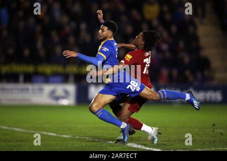 Yasser Larouci de Liverpool fait tomber Josh Laurent (à gauche) de Shrewsbury Town, ce qui entraîne une pénalité, lors du quatrième match de la coupe FA à Montgomery Waters Meadow, Shrewsbury. Banque D'Images