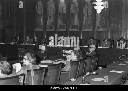 Le Conseil municipal d'Amsterdam se réunit sur le budget de 1974 Aperçu de la salle du conseil Date: 14 novembre 1973 lieu: Amsterdam, Noord-Holland mots clés: Budgets, conseils municipaux, conseillers Banque D'Images