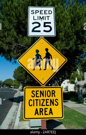 Signalisation jaune indiquant la zone des personnes âgées avec le graphique des personnes âgées marchant Banque D'Images