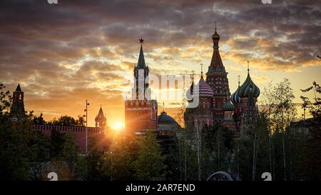 Le Kremlin de Moscou et la cathédrale Saint-Basile au coucher du soleil, Russie. C'est les principales attractions touristiques de Moscou. Vue panoramique sur les monuments de Moscou en été Banque D'Images