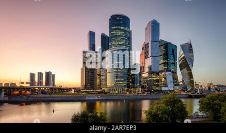 Panorama des gratte-ciel Moscou-Ville la nuit, Russie. Moskva-City est un nouveau quartier d'affaires du centre de Moscou. Paysage urbain de Moscou en evenin Banque D'Images