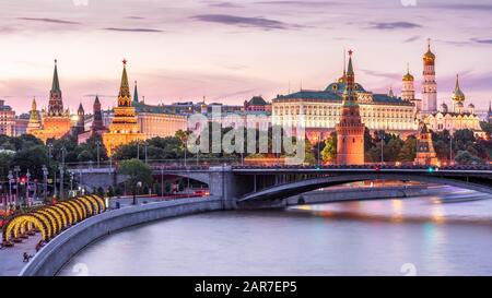 Kremlin De Moscou À Moskva River, Russie. Paysage de la vieille ville de Moscou la nuit. Vue panoramique sur le Kremlin de Moscou en été. Magnifique Banque D'Images