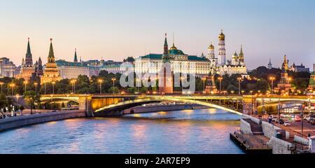 Kremlin De Moscou À Moskva River, Russie. Vue magnifique sur le célèbre centre-ville de Moscou en été. Panorama du vieux Kremlin de Moscou et de Bolchoy Kamenny Banque D'Images