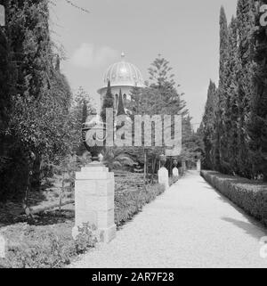 Israël 1964-1965: Haifa, Bahai chemins de temple avec des ornements les long d'eux dans le jardin persan du Temple Bahai (Maison bahá'í du culte) sur les montagnes du Carmel Annotation: Les maisons bahá'íes d'adoration sont destinées à la prière et à la méditation et sont librement accessibles à tous Date: 1964 lieu: Carmel, Haifa, Israël mots clés : montagnes, sentiers, temples, jardins, décorations Banque D'Images