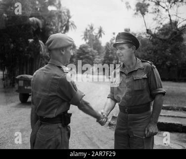 Expédition de la U-Brigade de Batavia à Padang (2ème série) Padang. Le major M.P.A. den Ouden, commandant du premier Bataillon Hunters, secoue la main d'un officier britannique Date: 29 octobre 1946 lieu: Indonésie, Antilles néerlandaises Banque D'Images
