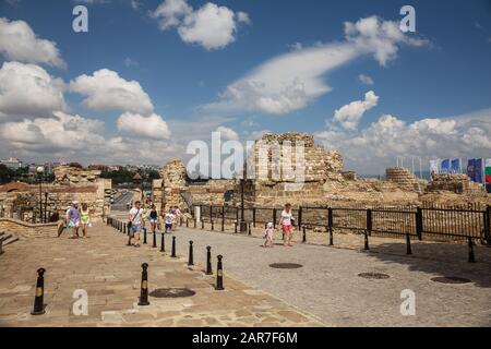 Nessebar, BULGARIE - 26 JUIN 2019: Les touristes visitent la vieille ville antique de Nessebar. Les gens entrent dans la ville par la porte occidentale de la forteresse Banque D'Images