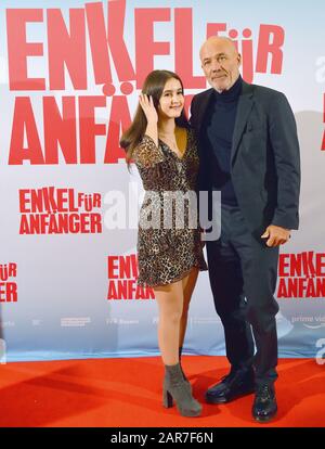 Essen, Allemagne. 26 janvier 2020. Maya Lauterbach, actrice, vient avec son père, l'acteur Heiner Lauterbach, à la première allemande du film "Enkel für Anfänger". Le film sera diffusé dans les cinémas le 6 février 2020. Crédit : Caroline Seidel/Dpa/Alay Live News Banque D'Images