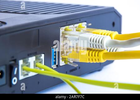 Vue arrière du routeur wifi double bande avec câbles Cat-6 et téléphoniques connectés au modem. Concept de sécurité Internet Banque D'Images