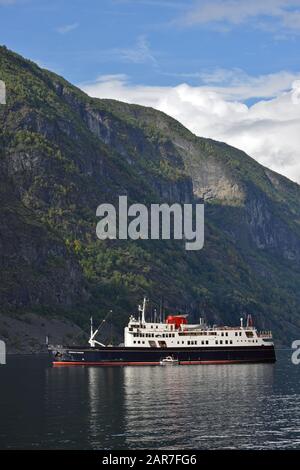 Hebridean PRINCESS à l'ancre de FLAM, AURLANDSFJORDEN, NORVÈGE Banque D'Images