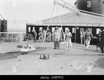 Voyage en mer avec Mme Johan van Oldenbarnevelt en Norvège Passagers pratiquant des jeux de plate-forme Date: 1933 lieu: Norvège mots clés: Croisières, bateaux de croisière, amusement, bateaux, jouer, tourisme Banque D'Images