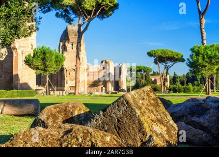 Les ruines des thermes de Caracalla, anciens bains publics romains, à Rome, Italie. Banque D'Images