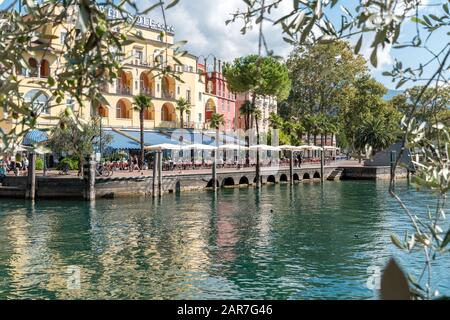 Promenade sur le lac de Garde en Italie avec olivier Banque D'Images