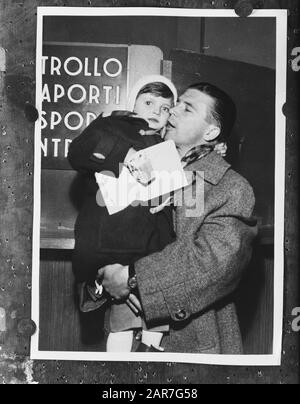 Footballeur hongrois Puskas avec fille en Italie Date: 10 décembre 1956 lieu: Hongrie, Italie mots clés: Joueurs, sport, football Nom personnel: Puskas, Ferenc Banque D'Images