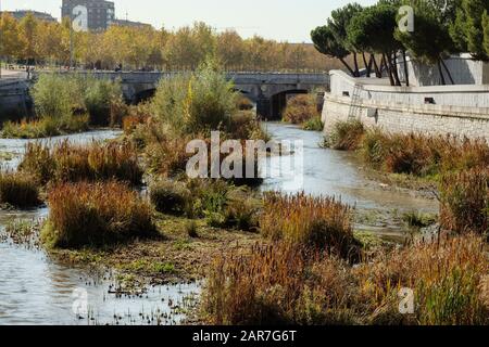 La rivière Manazanares, qui traverse la région de ​​the M30 et l'ancien stade Calderon Banque D'Images