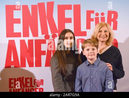 Essen, Allemagne. 26 janvier 2020. Les acteurs Maya Lauterbach (l), Julius Weckauf et Maren Kroymann viennent à la première allemande du film "Enkel für Anfänger". Le film sera diffusé dans les cinémas le 6 février 2020. Crédit : Caroline Seidel/Dpa/Alay Live News Banque D'Images