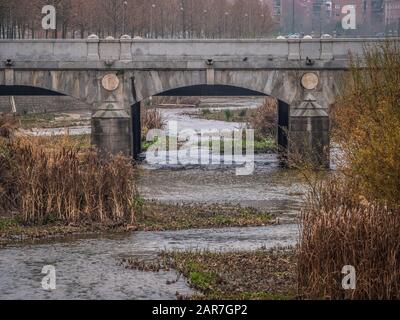 La rivière Manazanares, qui traverse la région de ​​the M30 et l'ancien stade Calderon Banque D'Images