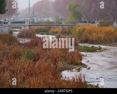 La rivière Manazanares, qui traverse la région de ​​the M30 et l'ancien stade Calderon Banque D'Images