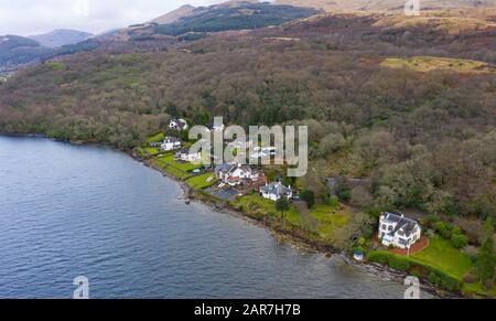 Vue aérienne du village de Portincaple sur la rive du Loch long à Argyll et Bute, Écosse, Royaume-Uni Banque D'Images