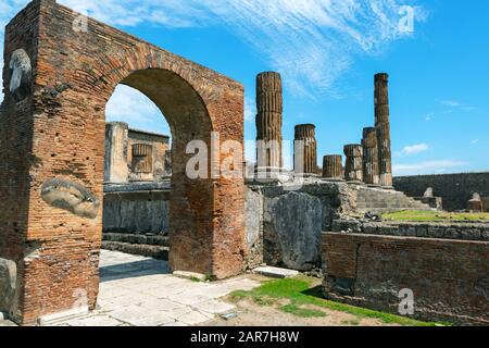 Les ruines du temple de Jupiter à Pompéi, Italie. Pompéi est une ancienne ville romaine décédée de l'éruption du Vésuve en 79 après Jésus-Christ. Banque D'Images