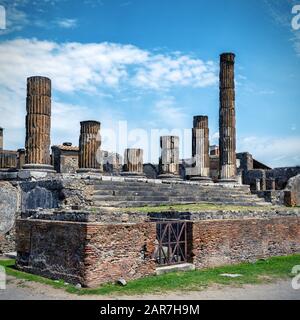 Les ruines du Temple de Jupiter Pompéi, Italie. Pompéi est une ancienne ville romaine décédée de l'éruption du Vésuve en 79 après Jésus-Christ. Banque D'Images