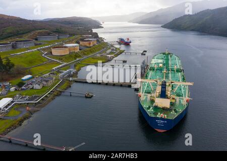 Vue aérienne du terminal de l'océan Finnart exploité par Petroineos sur Loch long , Argyll et Bute, Ecosse, Royaume-Uni Banque D'Images