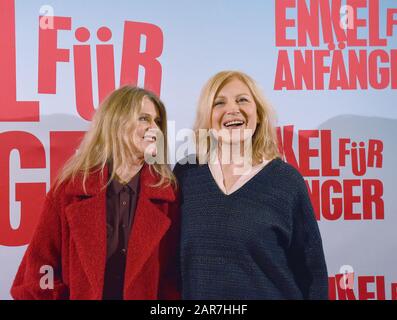 Essen, Allemagne. 26 janvier 2020. Les actrices Barbara Sukowa (l) et Maren Kroymann viennent à la première allemande du film 'Enkel für Anfänger'. Le film sera diffusé dans les cinémas le 6 février 2020. Crédit : Caroline Seidel/Dpa/Alay Live News Banque D'Images