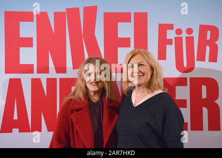 Essen, Allemagne. 26 janvier 2020. Les actrices Barbara Sukowa (l) et Maren Kroymann viennent à la première allemande du film 'Enkel für Anfänger'. Le film sera diffusé dans les cinémas le 6 février 2020. Crédit : Caroline Seidel/Dpa/Alay Live News Banque D'Images