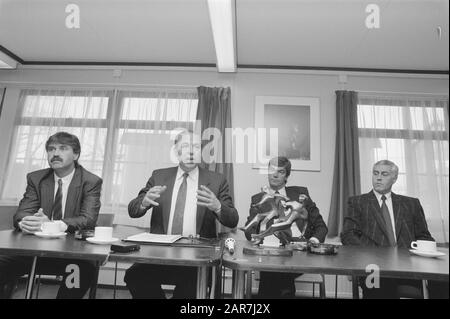 Conférence de presse PSV; Guus Hiddink, président J. Ruts, directeur K. Ploegsma et entraîneur/entraîneur Hans Dorjee avec PSV-Emble Date : 11 janvier 1988 mots clés : gestionnaires, conférence de presse, sport, football, présidents Nom personnel : Guus Hiddink, Hans Dorjee, J. Ruts, K. Ploegsma Nom de l'institution : PSV Banque D'Images