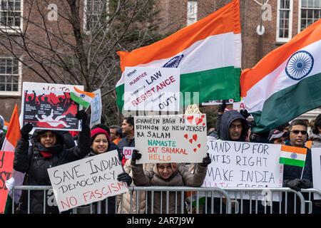 New York, New York, États-Unis. 26 janvier 2020. New York, New York, États-Unis : des manifestants sont vus près du consulat général de l'Inde contre la haine et la discrimination en Inde le jour de la République. Crédit: Corine Sciboz/Zuma Wire/Alay Live News Banque D'Images