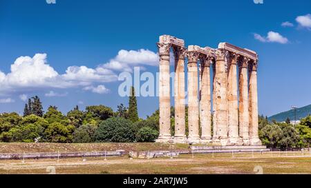 Vue panoramique sur le temple de Zeus Olympian ou Olympieion, Athènes, Grèce. C'est l'un des principaux monuments d'Athènes. Beau panorama du grand an Banque D'Images