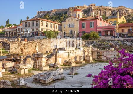 Bibliothèque d'Hadrien surplombant des maisons anciennes et l'Acropole, Athènes, Grèce. Vue magnifique sur les attractions touristiques d'Athènes. Ruines grecques anciennes dans Banque D'Images