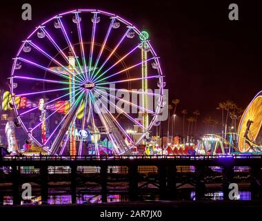 Une roue ferris se reflète dans l'eau dans cette nuit tourné à la Foire Del Mar dans le comté de San Diego, Californie. Banque D'Images