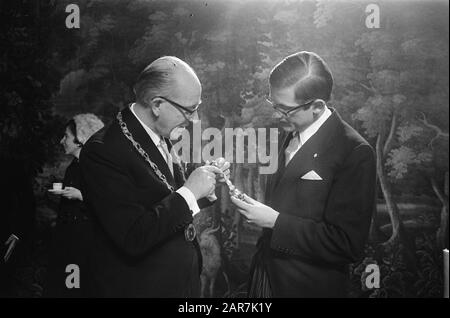 Pieter van Vollenhoven laisse son second fils, Bernhard Lucas Emmanuel s'inscrire à l'hôtel de ville de Nijmegen où Pieter obtient la cuillère de de de Graaf Datate: 31 décembre 1969 lieu: Nijmegen mots clés: Princes, mairie Nom personnel: Pieter Banque D'Images