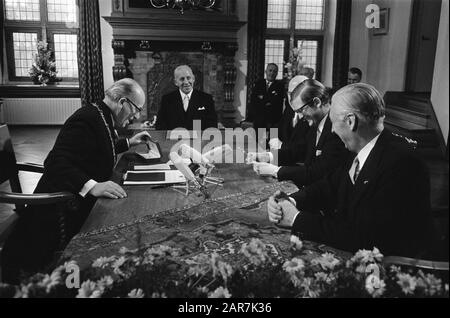 Pieter van Vollenhoven laisse le second fils, Bernhard Lucas Emmanuel s'inscrire à l'hôtel de ville de Nijmegen, de Graaf Datum: 31 décembre 1969 lieu: Nijmegen mots clés: Princes, City halls Nom personnel: Pieter Banque D'Images