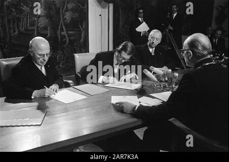 Pieter van Vollenhoven laisse le second fils, Bernhard Lucas Emmanuel s'inscrire à la mairie de Nijmegen, Beel, Pieter, Bloemers (comm. Kon.) et maire de Graaf/Date: 31 décembre 1969 lieu: Nimègue mots clés: Princes, mairie Nom personnel: Bloemers, Burg. De Graaf, Pieter Banque D'Images