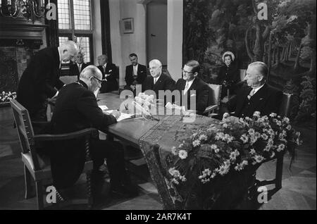 Pieter van Vollenhoven laisse le second fils, Bernhard Lucas Emmanuel s'inscrire à l'hôtel de ville de Nijmegen, de Graaf Datum: 31 décembre 1969 lieu: Nijmegen mots clés: Princes, City halls Nom personnel: Pieter Banque D'Images