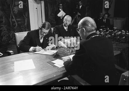 Pieter van Vollenhoven laisse le second fils, Bernhard Lucas Emmanuel s'inscrire à l'hôtel de ville de Nijmegen, de Graaf Datum: 31 décembre 1969 lieu: Nijmegen mots clés: Princes, City halls Nom personnel: Pieter Banque D'Images