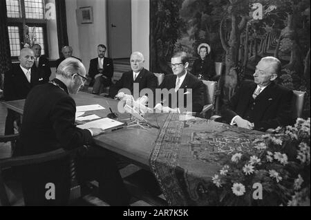Pieter van Vollenhoven laisse le second fils, Bernhard Lucas Emmanuel s'inscrire à l'hôtel de ville de Nijmegen, de Graaf Datum: 31 décembre 1969 lieu: Nijmegen mots clés: Princes, City halls Nom personnel: Pieter Banque D'Images