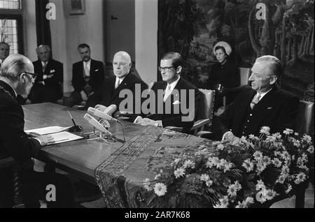 Pieter van Vollenhoven laisse le second fils, Bernhard Lucas Emmanuel s'inscrire à l'hôtel de ville de Nijmegen, de Graaf Datum: 31 décembre 1969 lieu: Nijmegen mots clés: Princes, City halls Nom personnel: Pieter Banque D'Images