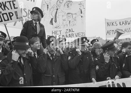 La police démontre à la Haye contre l'austérité; une femme de police sur les épaules des collègues masculins Date: 26 octobre 1987 lieu: La Haye, Zuid-Holland mots clés: Police, manifestations Banque D'Images