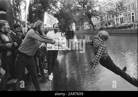 Manifestation du personnel des salles de sport, des parcs sportifs et des piscines à Amsterdam contre les coupures Pop dans l'eau près de l'hôtel de ville sauvé par l'un des manifestants Date: 22 septembre 1982 lieu: Amsterdam, Noord-Holland mots clés: Manifestants, manifestations, canaux, personnel, poupées, signes de protestation Banque D'Images