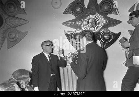 Prix de poésie Amsterdam décerné à Stedelijk, Alderman Polak refuse d'accepter le trophée d'échange Jan Cremer de M. Ben Terne van het Parool Date: 8 décembre 1967 lieu: Amsterdam, Noord-Holland mots clés: Journalistes, récompenses, récompenses, aldermen Nom personnel: Terne, Ben, Polak, Wim Banque D'Images