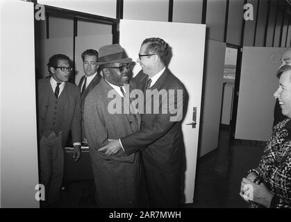 Le Premier ministre Petronia des Antilles néerlandaises arrive à l'aéroport de Schiphol. Date : Le 20 Février 1970 Mots Clés : Premiers Nom Personnel : Petronia, Ernesto Banque D'Images