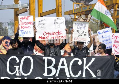 Kolkata, Inde. 26 janvier 2020. Militante de vendredi Pour L'Avenir, le Bengale occidental participe à un rassemblement pour protester contre le Président brésilien Jair Bolsonaro lors de sa visite en Inde à l'occasion de la Journée de la République. (Photo De Ved Prakash/Pacific Press) Crédit: Pacific Press Agency/Alay Live News Banque D'Images