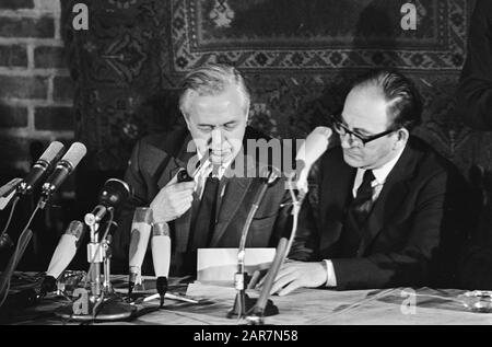 Le premier ministre Wilson a donné une conférence de presse après discussion à la Haye, le premier ministre Wilson et le ministre Mulley Date : 27 février 1967 lieu : la Haye, Zuid-Holland mots clés : Ministres, conférences de presse Nom personnel : Mulley, Fred, Wilson, Harold Banque D'Images