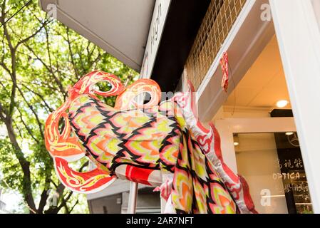 Capital Federal, Buenos Aires / Argentine; Jan 25, 2020: La queue de dragon chinoise, qui entre dans un magasin, et enveloppe rouge contenant son offre, dans Banque D'Images